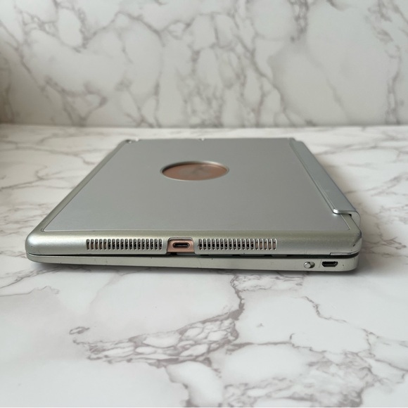 Apple iPad White/Rose Gold 32GB with Bluetooth Keyboard Case (silver/white) - Picture 13 of 14